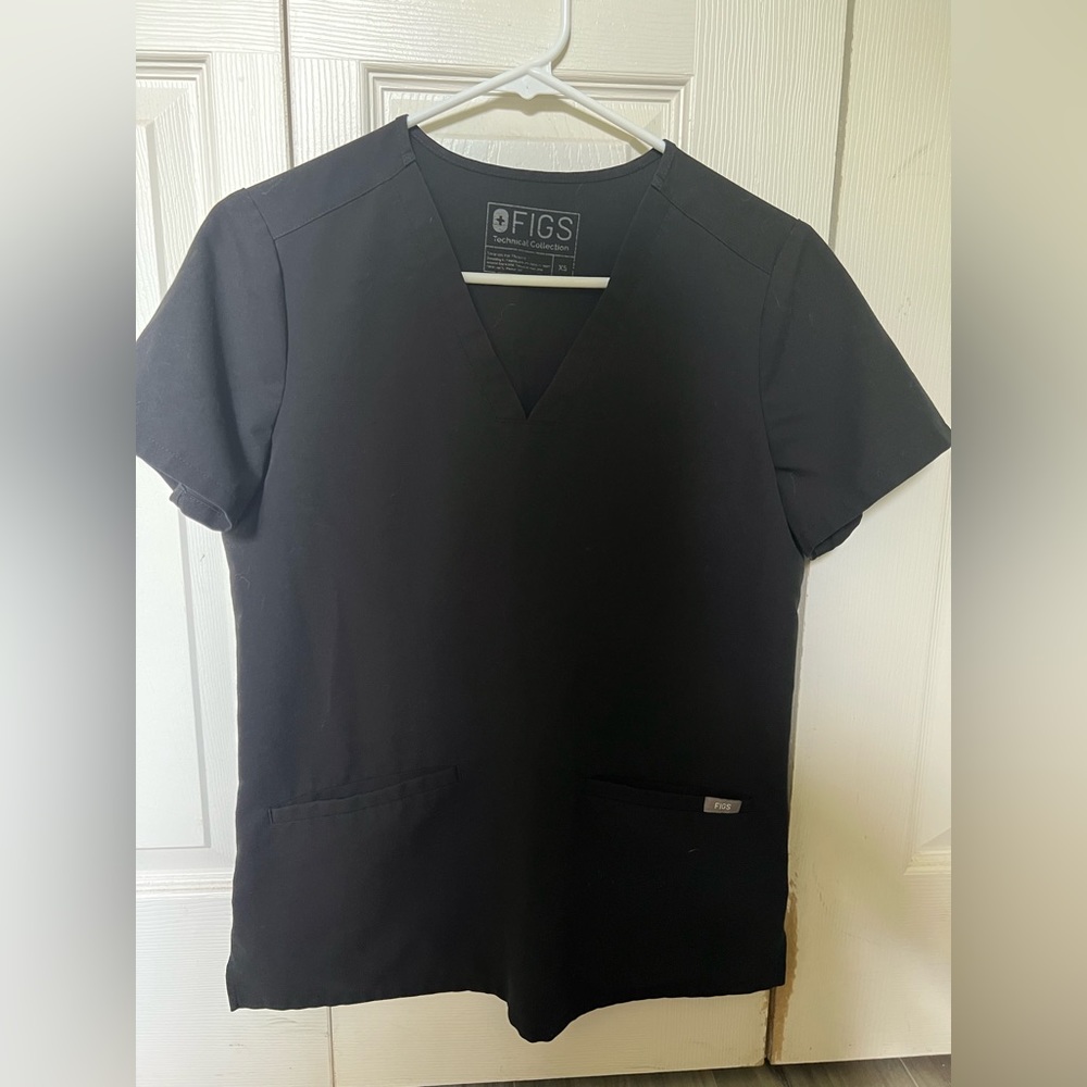 Casma Three-Pocket Scrub Top